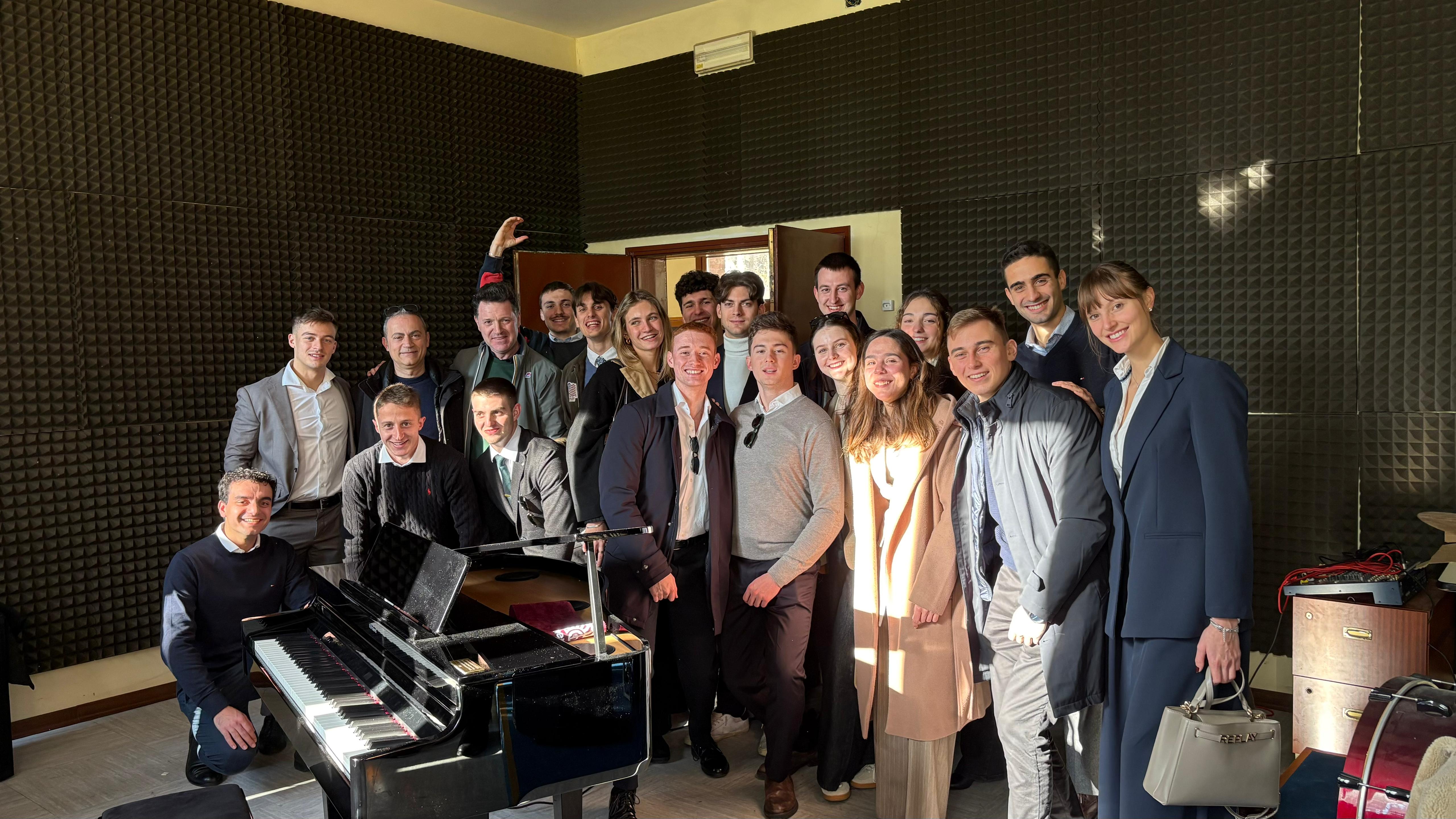 Ex-Allievi del progetto Astreo con il pianoforte donato