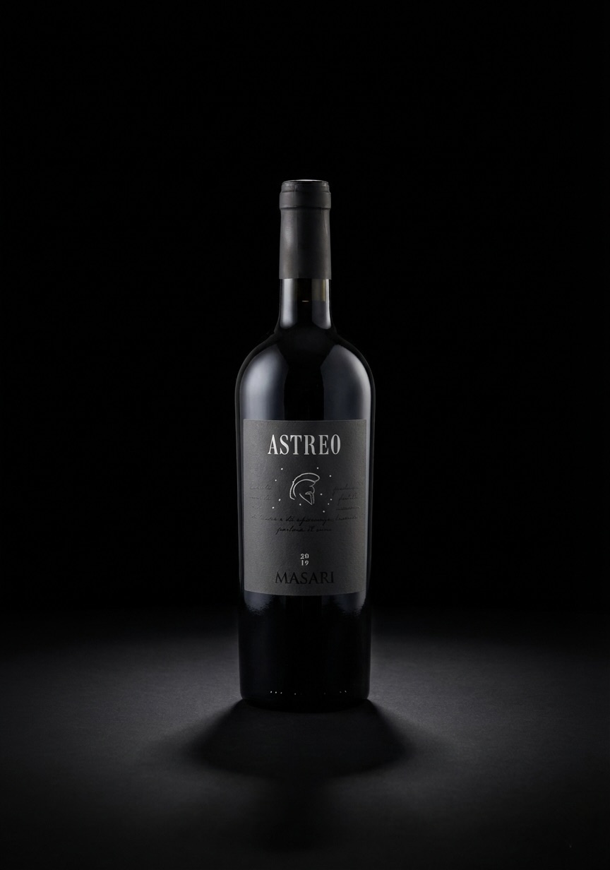 Bottiglia di vino Astreo su sfondo blu notte