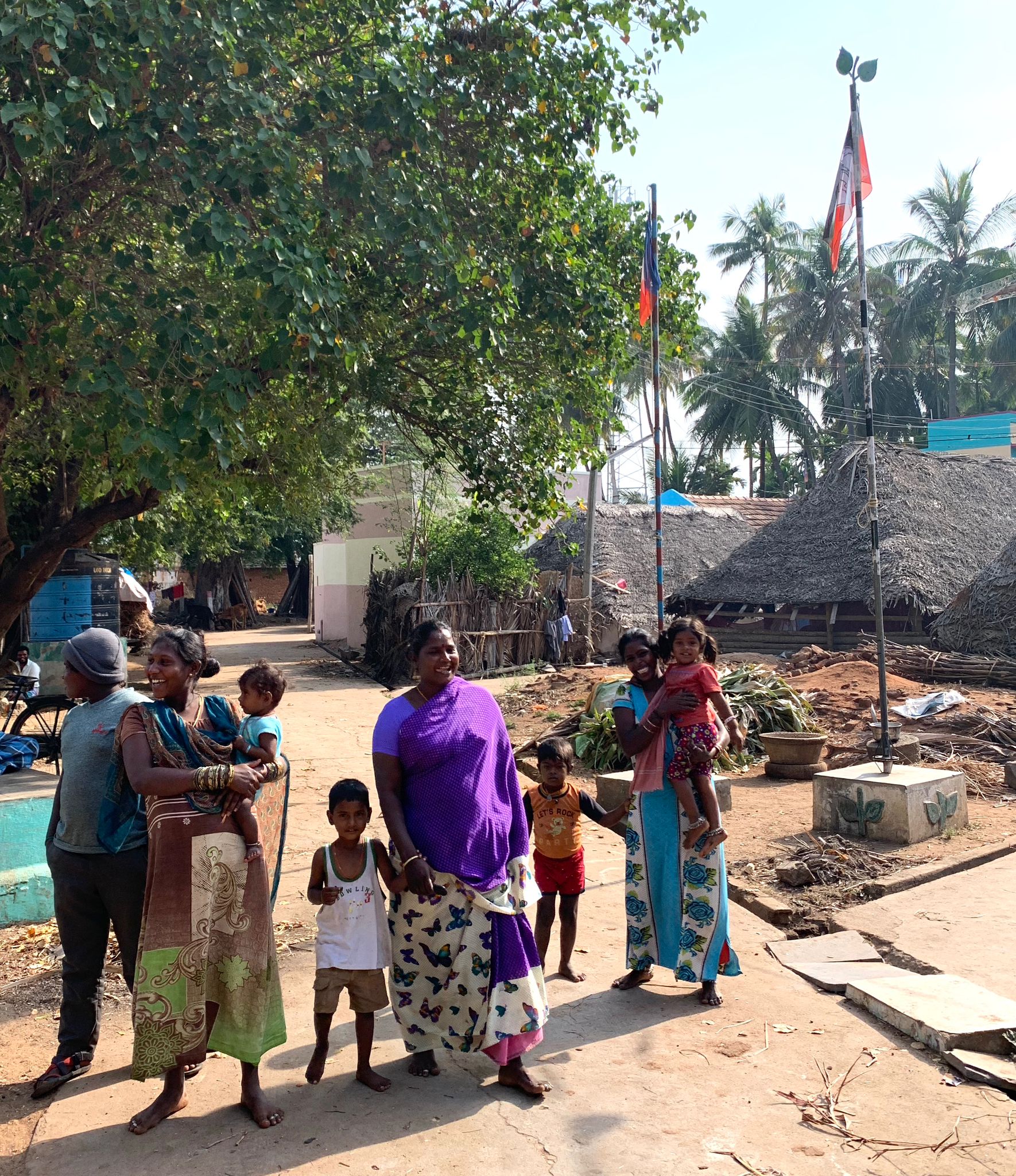 Bambine e famiglie vicino all'orfanotrofio sostenuto da Anna4Children